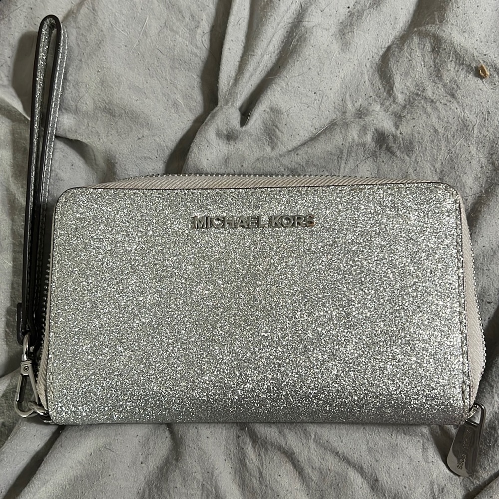 MICHAEL KORS Jet Set Travel Silver Glitter Large Flat Phone Case Zip Wallet